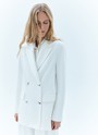 Жакет двубортный oversize, цвет: молочный Allweneed
Адаптируем наш культовый двубортный, слегка удлинённый жакет к новому сезону. Этот его вариант выполнен из мягкой, достаточно тонкой, но формоустойчивой костюмной ткани, идеально подходящей для весны. Мы сохранили классическую линию плеча и воротник с лацканами, крупные пуговицы и карманы с клапаном. Модель, как и все наши жакеты, имеет шлицу на спинке для комфорта. Носите в офис с брюками, а на неформальные встречи с лёгкими платьями, гофрированными юбками и трендовыми джинсами.
Представлен в оттенках нашей апрельской палитры молочном и глубоком синем, отсылающих к темам парусного спорта и морского отдыха.