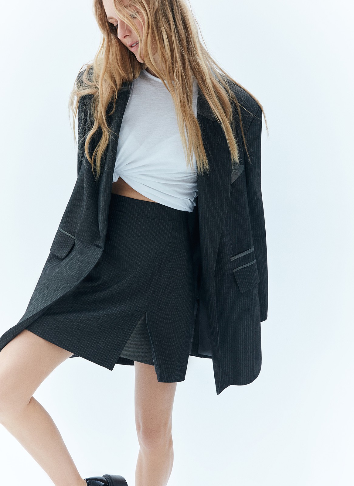 Юбка мини, цвет: серый Allweneed
Юбка длины мини с разрезом. Модель-трапеция с посадкой на линии талии выполнена из ткани в тонкую полоску в продолжение морской тематики коллекции, а контрастный подклад становится эффектным решением, привлекающим внимание к разрезу. Скрытая застёжка на молнию. Мы создали смелую модель, которая отлично сочетается с жакетом из линейки TREND. Вместе они создают актуальные пропорции и визуально удлиняют ноги.
