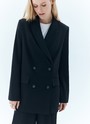Жакет двубортный oversize, цвет: Черный Allweneed
Адаптируем наш культовый двубортный, слегка удлинённый жакет к новому сезону. Этот его вариант выполнен из мягкой, достаточно тонкой, но формоустойчивой костюмной ткани, идеально подходящей для весны. Мы сохранили классическую линию плеча и воротник с лацканами, крупные пуговицы и карманы с клапаном. Модель, как и все наши жакеты, имеет шлицу на спинке для комфорта. Носите в офис с брюками, а на неформальные встречи с лёгкими платьями, гофрированными юбками и трендовыми джинсами.
Представлен в оттенках нашей апрельской палитры молочном и глубоком синем, отсылающих к темам парусного спорта и морского отдыха.