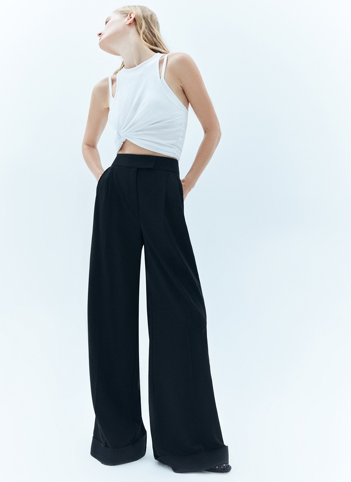 Широкие брюки полной длины с манжетами. Выполнены из мягкой, достаточно тонкой, но формоустойчивой костюмной ткани, благодаря которой будет комфортно весной. Удобная скрытая застёжка на крючки и посадка на уровне талии. Модель удлиняет силуэт. Советуем носить комплектом с жакетом из новой коллекции.
