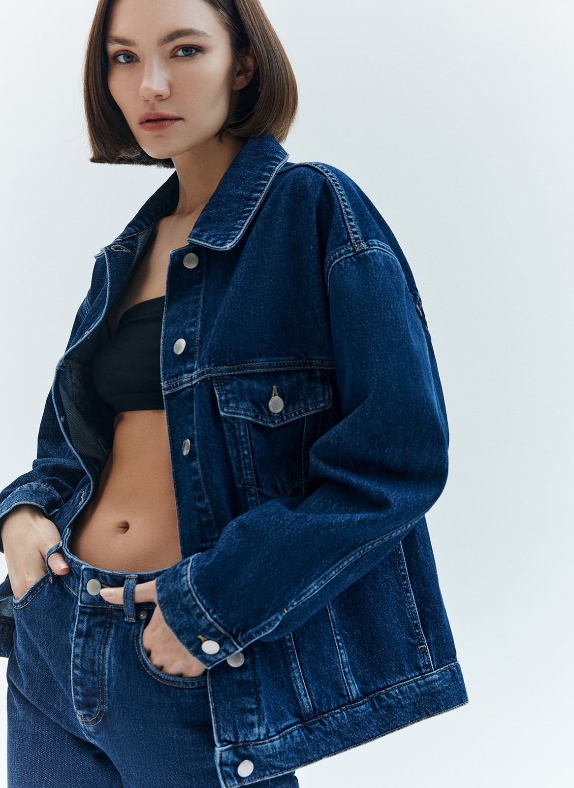 Джинсовая куртка oversize, цвет: темно-синий Allweneed Свободная куртка из денима с отложным воротником и длинными рукавами. Мы решили спустить плечевые швы для вашего комфорта. Изделие имеет манжеты на пуговицах, нагрудные карманы и карманы в боковых швах. Застёгивается на металлические пуговицы. Модель мы выполнили из нашего премиального 100% хлопкового денима с авторской варкой и брендированной фурнитурой высокого качества. Прекрасно, чтобы прогуляться весной по парку.