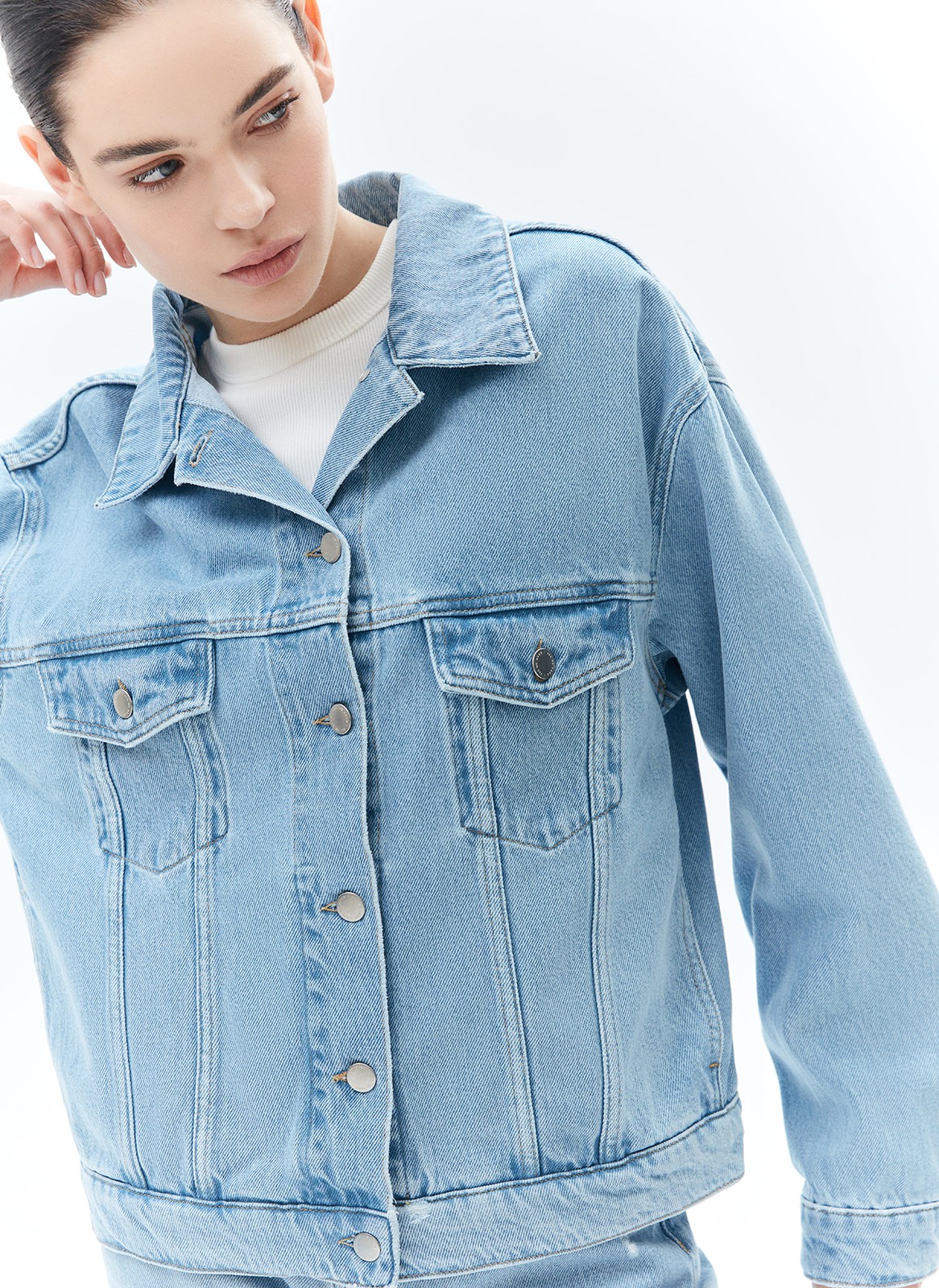 Джинсовая куртка oversize, цвет: голубой Allweneed Свободная куртка из денима с отложным воротником и длинными рукавами. Мы решили спустить плечевые швы для вашего комфорта. Изделие имеет манжеты на пуговицах, нагрудные карманы и карманы в боковых швах. Застёгивается на металлические пуговицы. Модель мы выполнили из нашего премиального 100% хлопкового денима с авторской варкой и брендированной фурнитурой высокого качества. Прекрасно, чтобы прогуляться весной по парку.