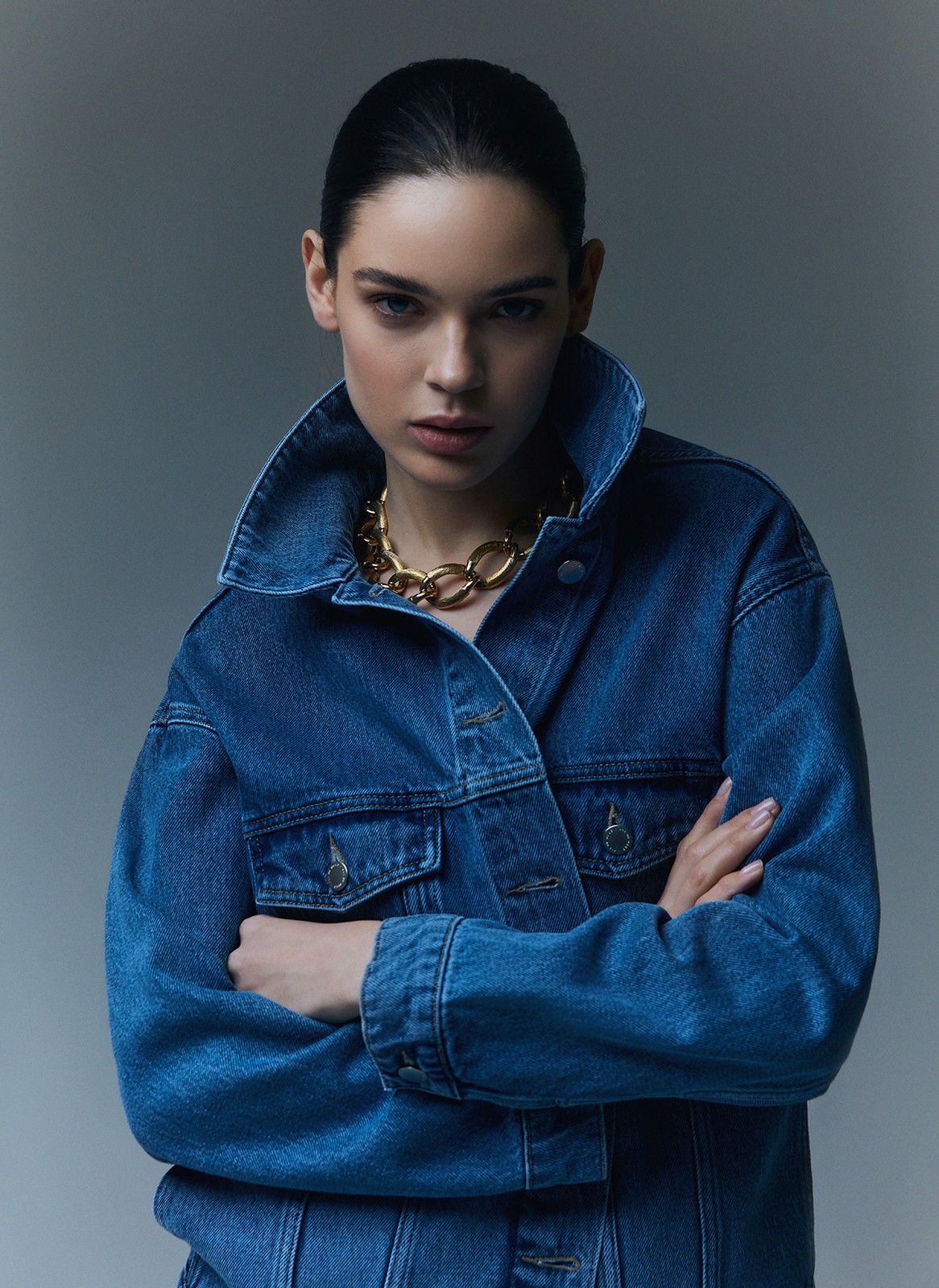 Джинсовая куртка, цвет: голубой Allweneed
Свободная куртка с отложным воротником и длинными рукавами. Мы решили спустить плечевые швы для вашего комфорта. Изделие имеет манжеты на пуговицах, нагрудные карманы и карманы в боковых швах. Застёгивается на металлические пуговицы. Модель мы выполнили из нашего премиального 100% хлопкового денима с авторской варкой и брендированной фурнитурой высокого качества. Прекрасно, чтобы прогуляться весной по парку.