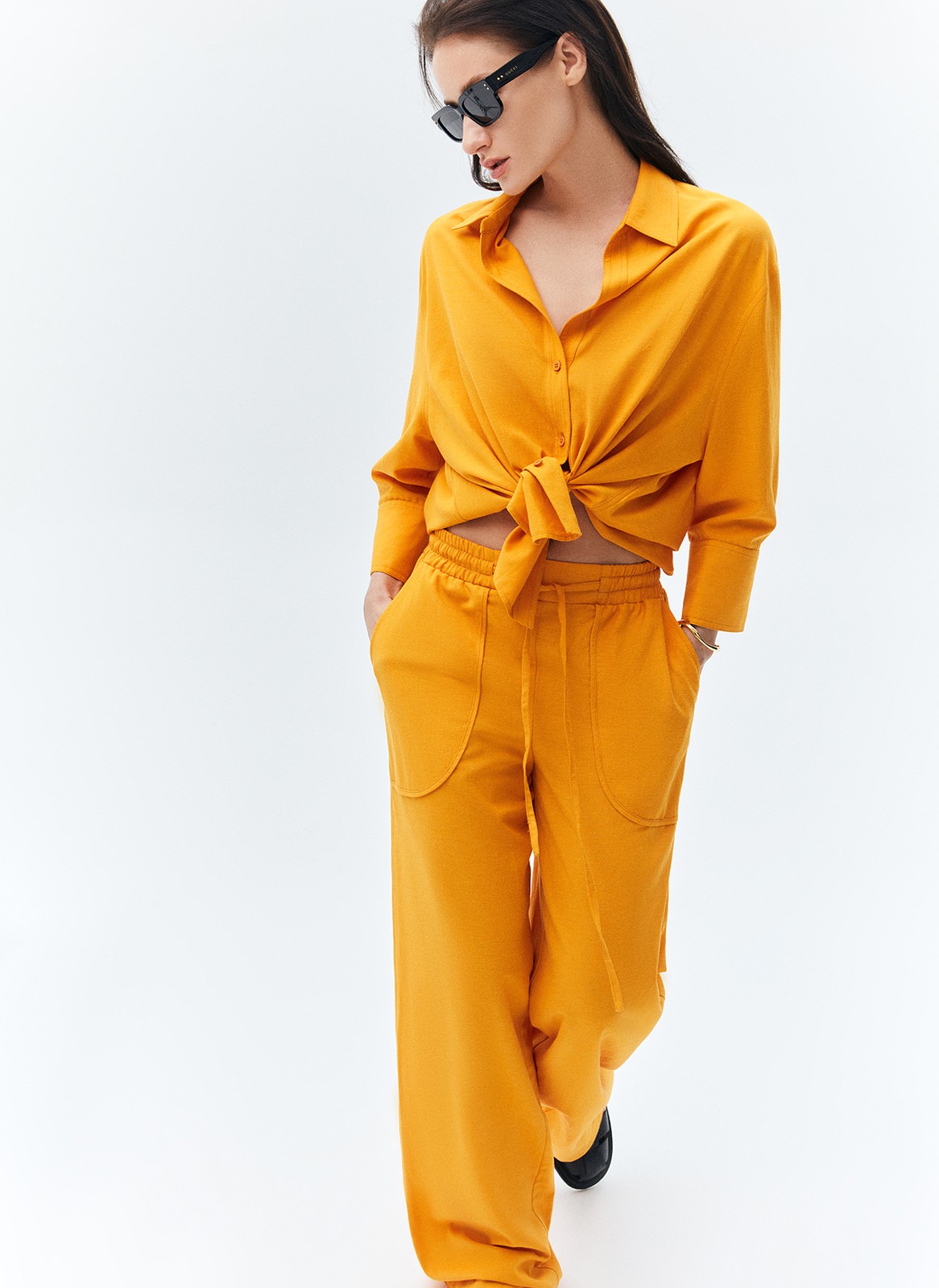 Брюки свободные льняные, цвет: ОРАНЖЕВЫЙ Allweneed
Свободные брюки с эластичным поясом. Мы создали модель изо льна. Натуральный лён хорошо отводит влагу, пропускает воздух и не вызывает аллергических реакций. Посадка на уровне талии и две завязки для фиксации. Два глубоких кармана, чтобы захватить с собой телефон. Носите с рубашкой в тон или самостоятельно с любимым топом.