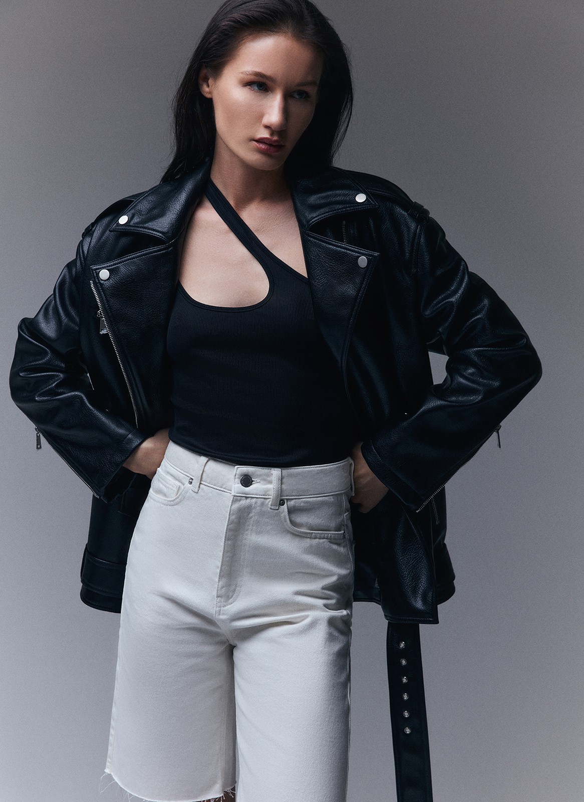 


Шорты-бермуды из денима. Застёжка на молнию и пуговицы. Необработанный край добавляет модели винтажного эффекта. Мы выполнили изделие из 100% хлопка, он в меру плотный и обеспечивает правильную посадку по фигуре. Составит прекрасный дуэт с рубашками и топами.