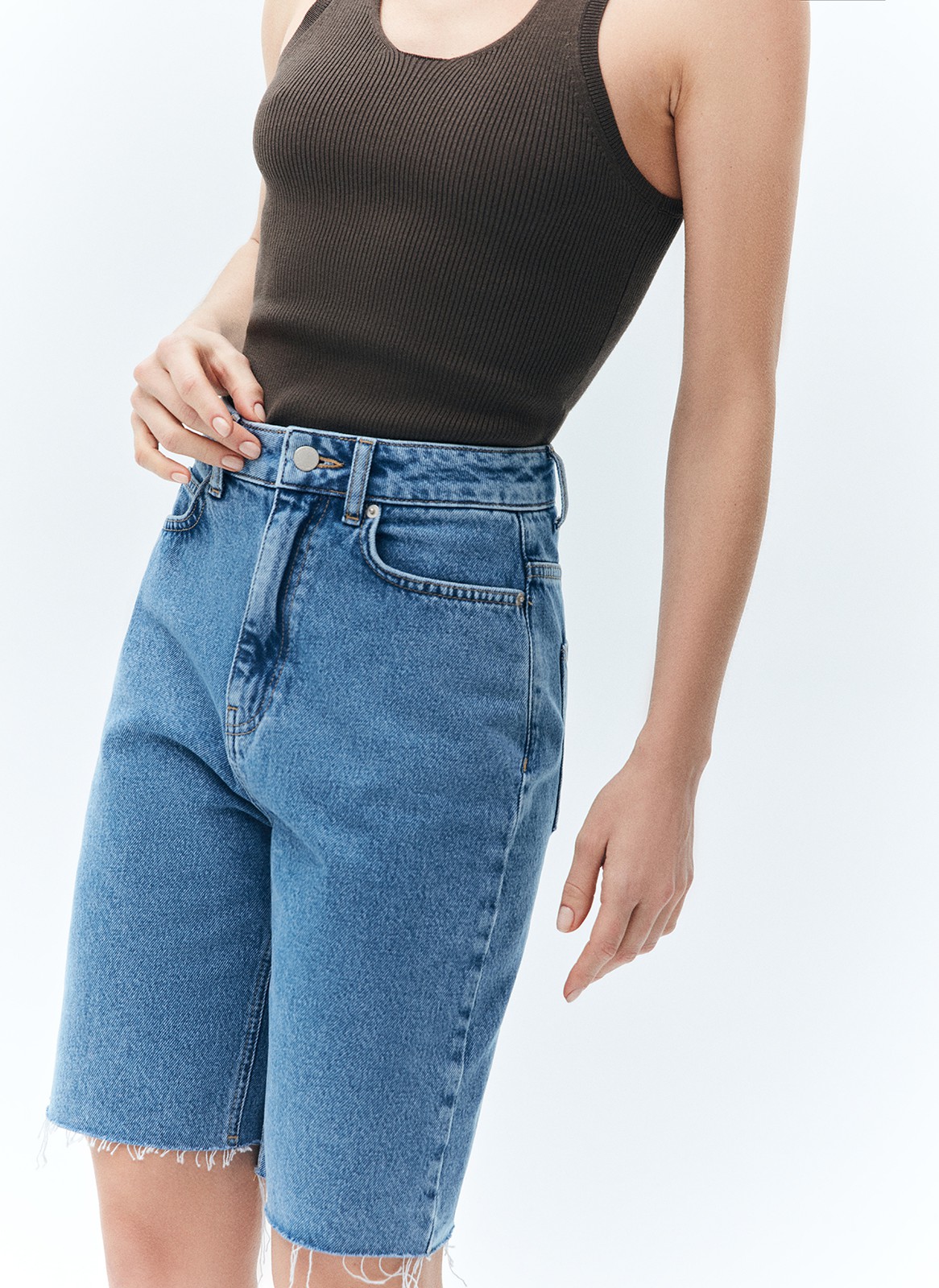 


Шорты-бермуды из денима. Застёжка на молнию и пуговицы. Необработанный край добавляет модели винтажного эффекта. Мы выполнили изделие из 100% хлопка, он в меру плотный и обеспечивает правильную посадку по фигуре. Составит прекрасный дуэт с рубашками и топами.