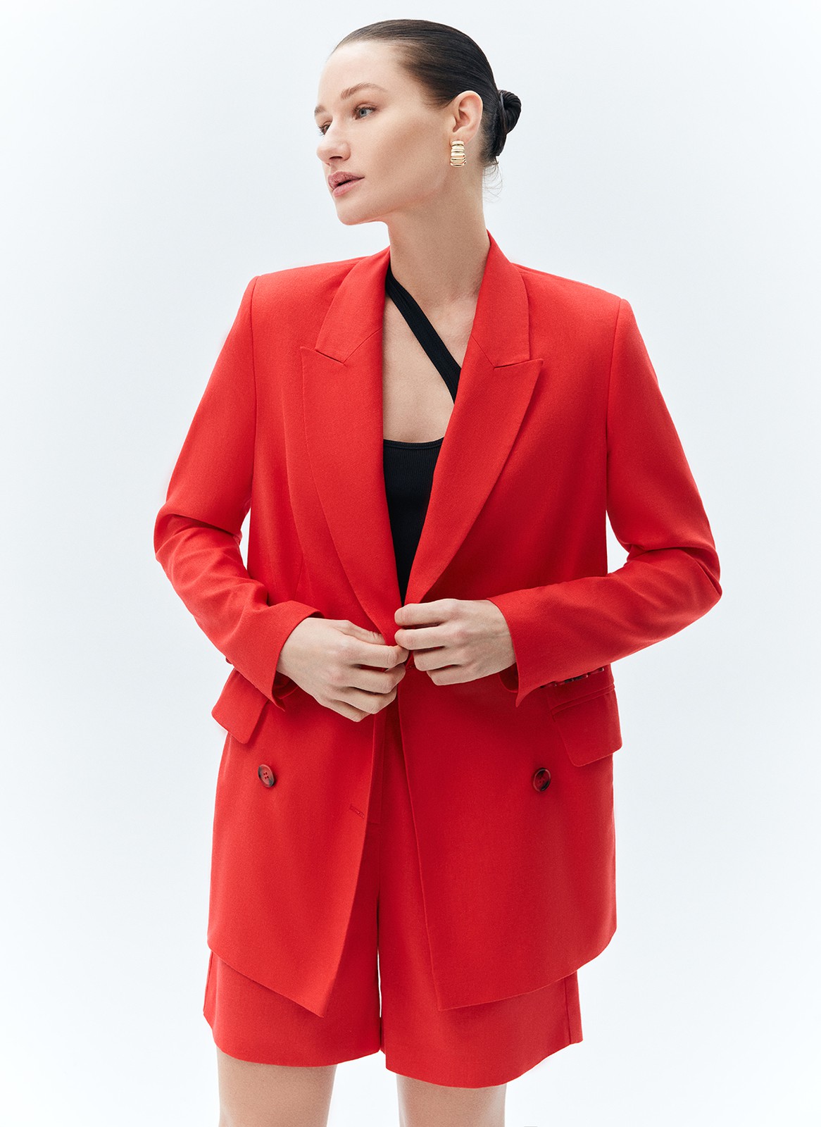 


Жакет двубортный изо льна. Нежаркая, свободная модель с классической линией плеча, воротником, лацканами и застёжкой на крупные пуговицы. Два базовых кармана с клапаном. Лён прочная натуральная ткань, прекрасно отводящая влагу. Материал охлаждает и дарит приятные тактильные ощущения. Носите жакет с шортам из новой коллекции или с летящими платьями и юбками.