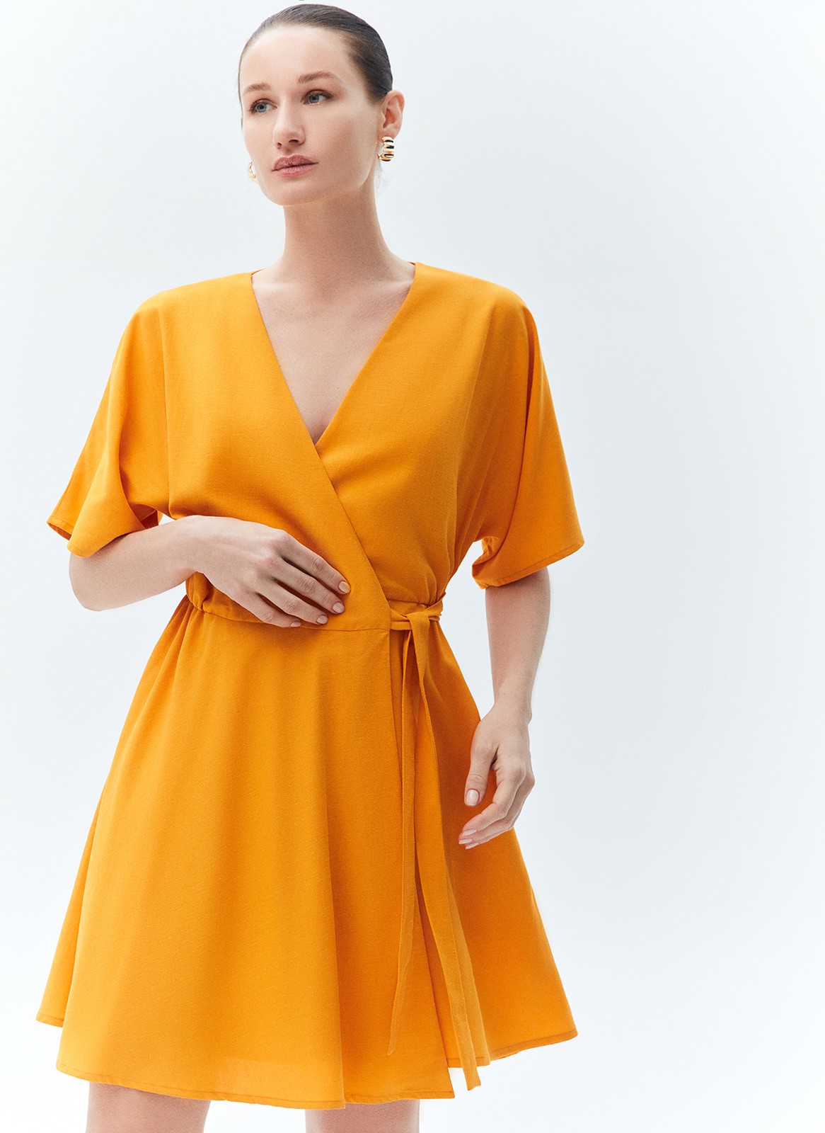 Платье с запахом мини, цвет: ОРАНЖЕВЫЙ Allweneed
Платье длины мини из вискозы и льна. Модель с запахом на уровне талии для правильного акцента. Широкие рукава позволяют ощущать свободу в движении. Запах формирует красивый v-образный вырез. Лёгкое платье, в котором можно насладиться закатом на море или собраться с подругами на летней веранде.