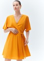 Платье с запахом мини, цвет: ОРАНЖЕВЫЙ Allweneed
Платье длины мини из вискозы и льна. Модель с запахом на уровне талии для правильного акцента. Широкие рукава позволяют ощущать свободу в движении. Запах формирует красивый v-образный вырез. Лёгкое платье, в котором можно насладиться закатом на море или собраться с подругами на летней веранде.