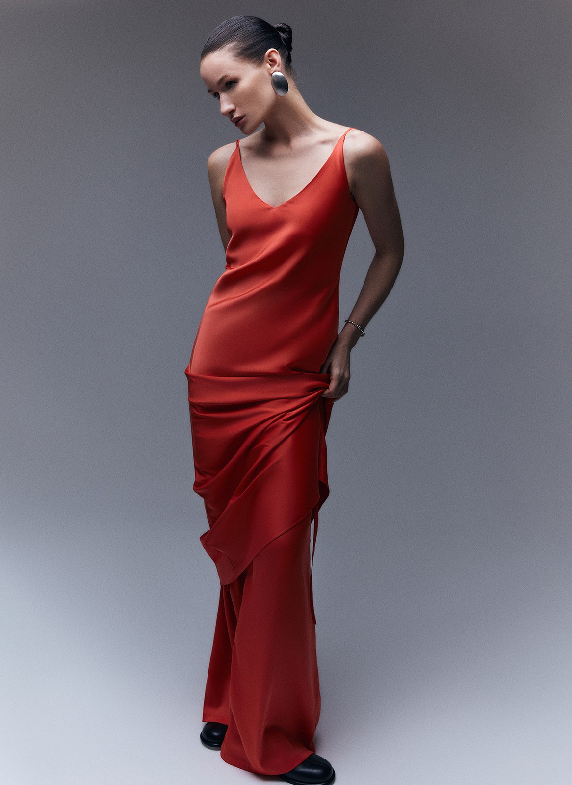 Платье-комбинация миди, цвет: коралловый Allweneed
Длинное платье-комбинация из вискозы. Ткань красиво струится и переливается при ходьбе. Платье не слишком облегает и дарит свободу движениям. Наш любимый v-образный вырез подчёркивает красоту зоны декольте. Скрытая молния на спинке. Чувственная модель для свиданий в городе или на берегу моря.