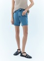


Классические шорты из денима это must have в летнем гардеробе. Застёжка на молнию и пуговицы. Пять базовых карманов. Благодаря плотному 100 % дениму модель отлично смотрится на фигуре. Сочетайте с футболками, топами или с романтичными блузами.