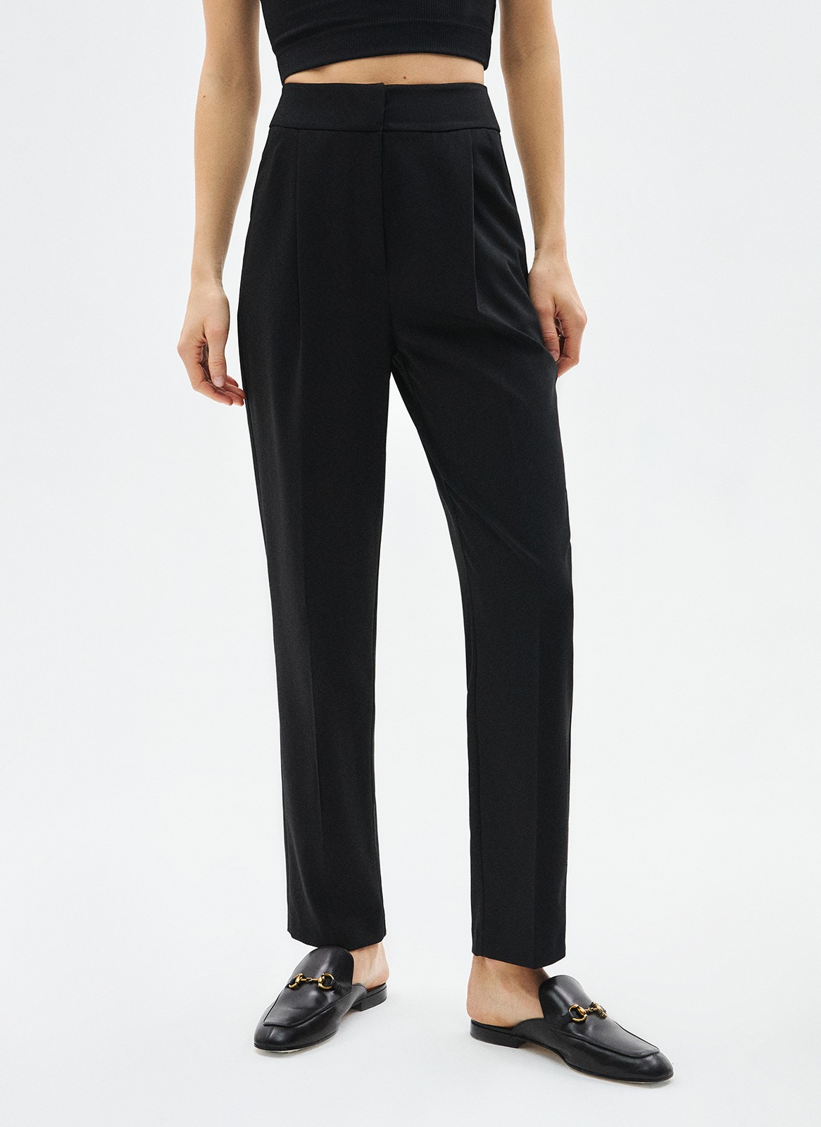 Брюки укороченные зауженные к низу, цвет: Черный Allweneed
Зауженные брюки на средней посадке из костюмной ткани. Модель на складке и со стрелкой. Ткань хорошо держит форму, поэтому изделие долго сохраняет свой первоначальный вид. Два кармана с отрезным бочком и скрытая застёжка на молнии. Брюки умеренного, классического силуэта, которые легко сочетаются с жакетом. База для офиса, деловых встреч и просто для жизни.