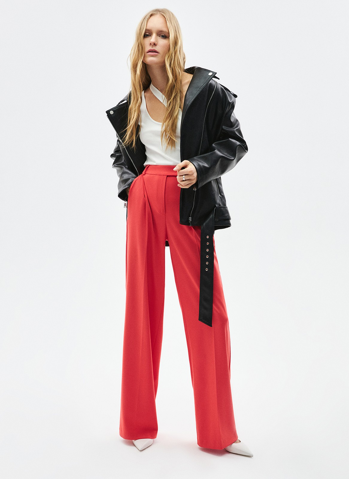 Брюки широкие полной длины, цвет: ягодный Allweneed Базовые широкие брюки с посадкой чуть ниже талии и плотным поясом, поэтому их можно носить без ремня. Выполнены из качественной турецкой костюмной ткани, которая хорошо держит форму. Брюки отлично сидят на фигуре и благодаря длине вытягивают силуэт. Сочетайте с яркими жакетами, блузами и топами.