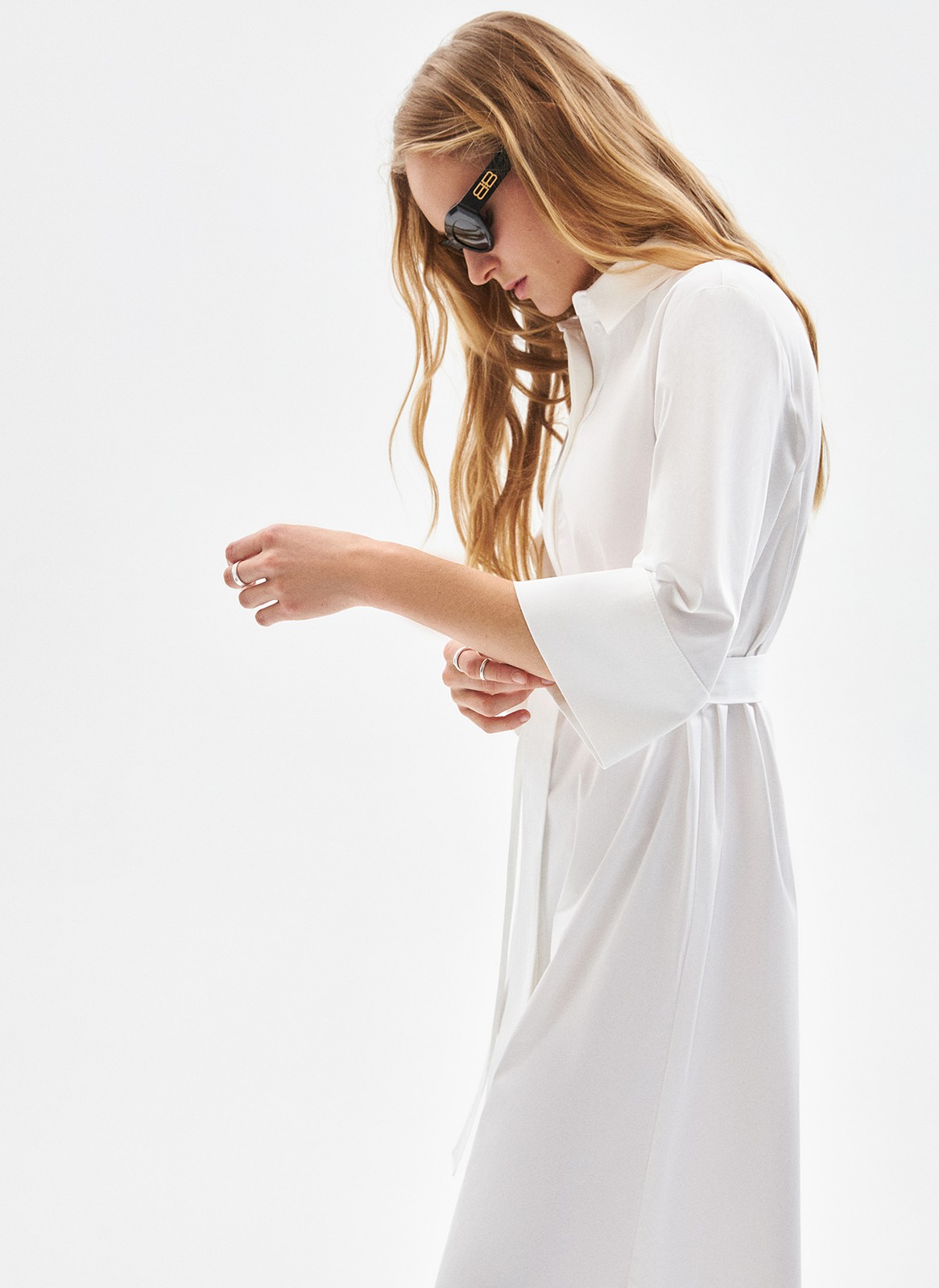 Платье рубашка из хлопка, цвет: белый Allweneed
Платье-рубашка длины миди из хлопка. Скрытая застёжка с пуговицами, отложной воротник и широкие рукава с широкими манжетами для свободы движения. Базовая модель для весны и лета, ведь благодаря натуральному составу в ней не будет жарко. Мы также добавили съёмный пояс в тон, чтобы вы могли создавать женственные образы и подчёркивать талию.
В платье можно буквально жить: днём носить в офис, а вечером на встречи с подругой и свидания.