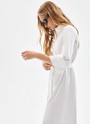 Платье рубашка из хлопка, цвет: белый Allweneed
Платье-рубашка длины миди из хлопка. Скрытая застёжка с пуговицами, отложной воротник и широкие рукава с широкими манжетами для свободы движения. Базовая модель для весны и лета, ведь благодаря натуральному составу в ней не будет жарко. Мы также добавили съёмный пояс в тон, чтобы вы могли создавать женственные образы и подчёркивать талию.
В платье можно буквально жить: днём носить в офис, а вечером на встречи с подругой и свидания.
