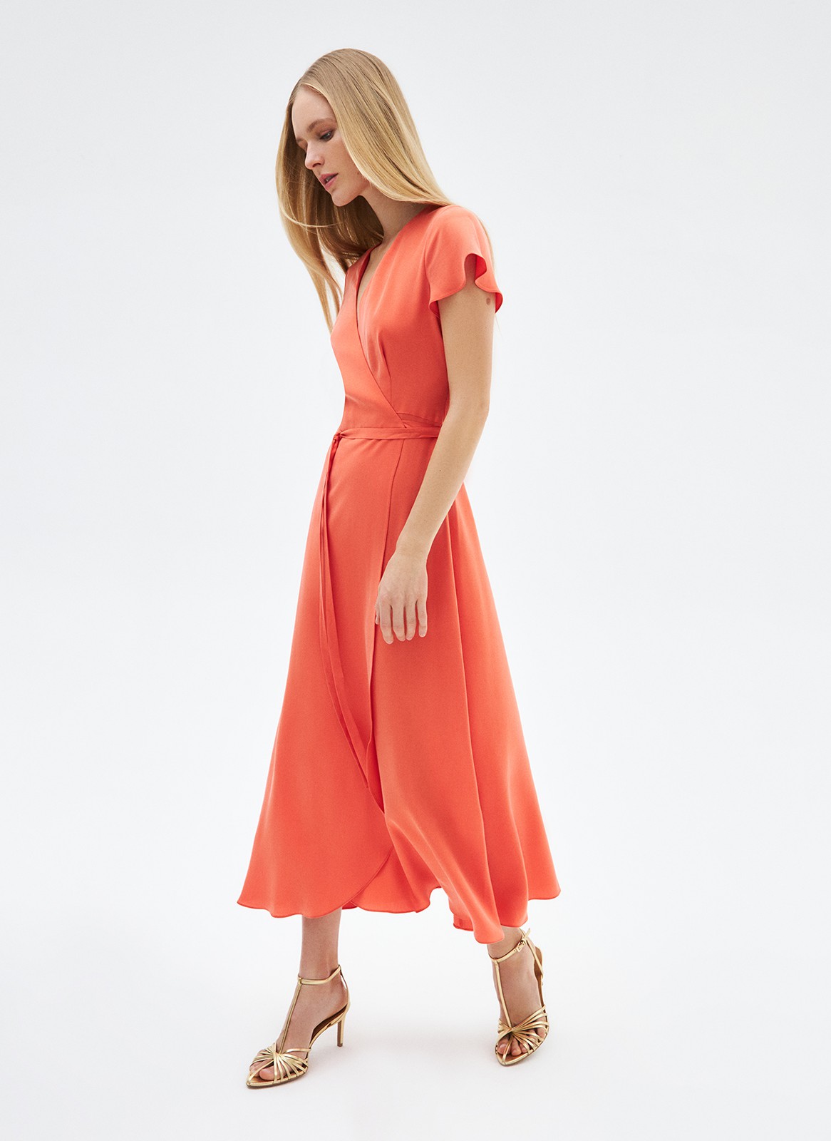 


Летящее платье длины миди с запахом, формирующим красивый v-образный вырез. Короткие свободные рукава подчёркивают изящность рук. Тонкий пояс-завязка создаёт акцент на талии и затягивает модель по фигуре. Это платье, про которое можно смело сказать и в пир, и в мир. Выбирайте: классический чёрный или цвет летнего цитрусового коктейля.