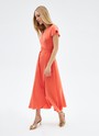 


Летящее платье длины миди с запахом, формирующим красивый v-образный вырез. Короткие свободные рукава подчёркивают изящность рук. Тонкий пояс-завязка создаёт акцент на талии и затягивает модель по фигуре. Это платье, про которое можно смело сказать и в пир, и в мир. Выбирайте: классический чёрный или цвет летнего цитрусового коктейля.