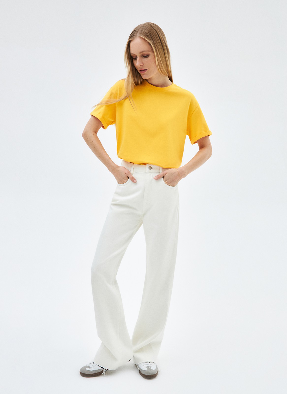 


Футболка из эластичного, мягкого хлопка. Базовая модель свободного кроя со спущенным плечом. Благодаря материалу в футболке комфортно целый день идеально для жаркого времени года. Носите с джинсами, юбками и брюками.