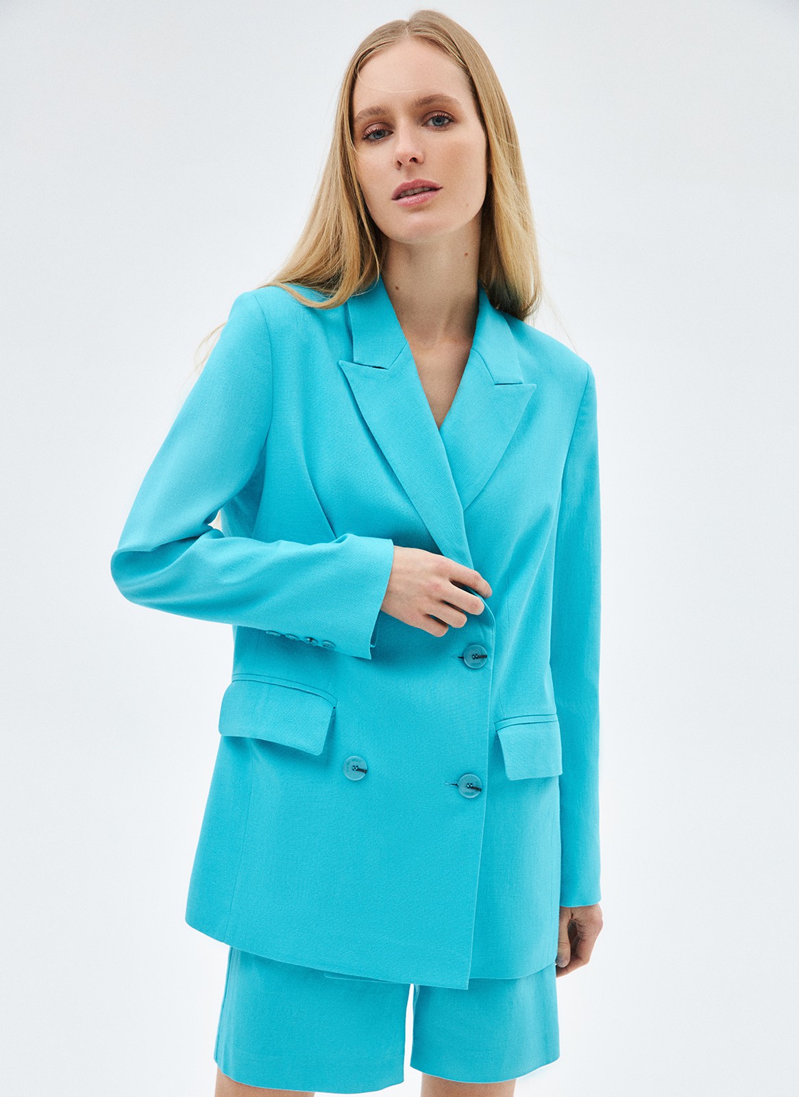 Жакет двубортный oversize, цвет: ярко-голубой Allweneed
Жакет двубортный изо льна. Нежаркая, свободная модель с классической линией плеча, воротником, лацканами и застёжкой на крупные пуговицы. Два базовых кармана с клапаном. Лён прочная натуральная ткань, прекрасно отводящая влагу. Материал охлаждает и дарит приятные тактильные ощущения. Носите жакет с шортам из новой коллекции или с летящими платьями и юбками.