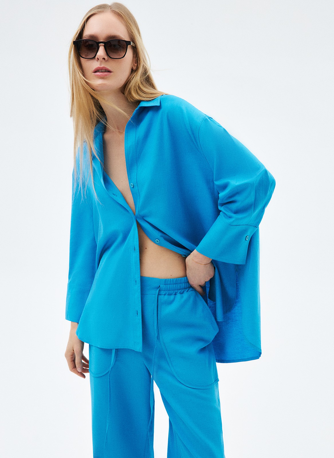 Рубашка oversize льняная, цвет: голубой Allweneed
Свободная рубашка изо льна. Натуральный лён хорошо отводит влагу, пропускает воздух и не вызывает аллергических реакций. Классический воротник, широкие манжеты и застёжка на пуговицы в тон. Спущенное плечо для свободы движений и дополнительного охлаждения. Рекомендуем сочетать с брюками или шортами из новой коллекции. В рубашке будет комфортно отправиться на пляж, прогулку по набережной или выйти в город.