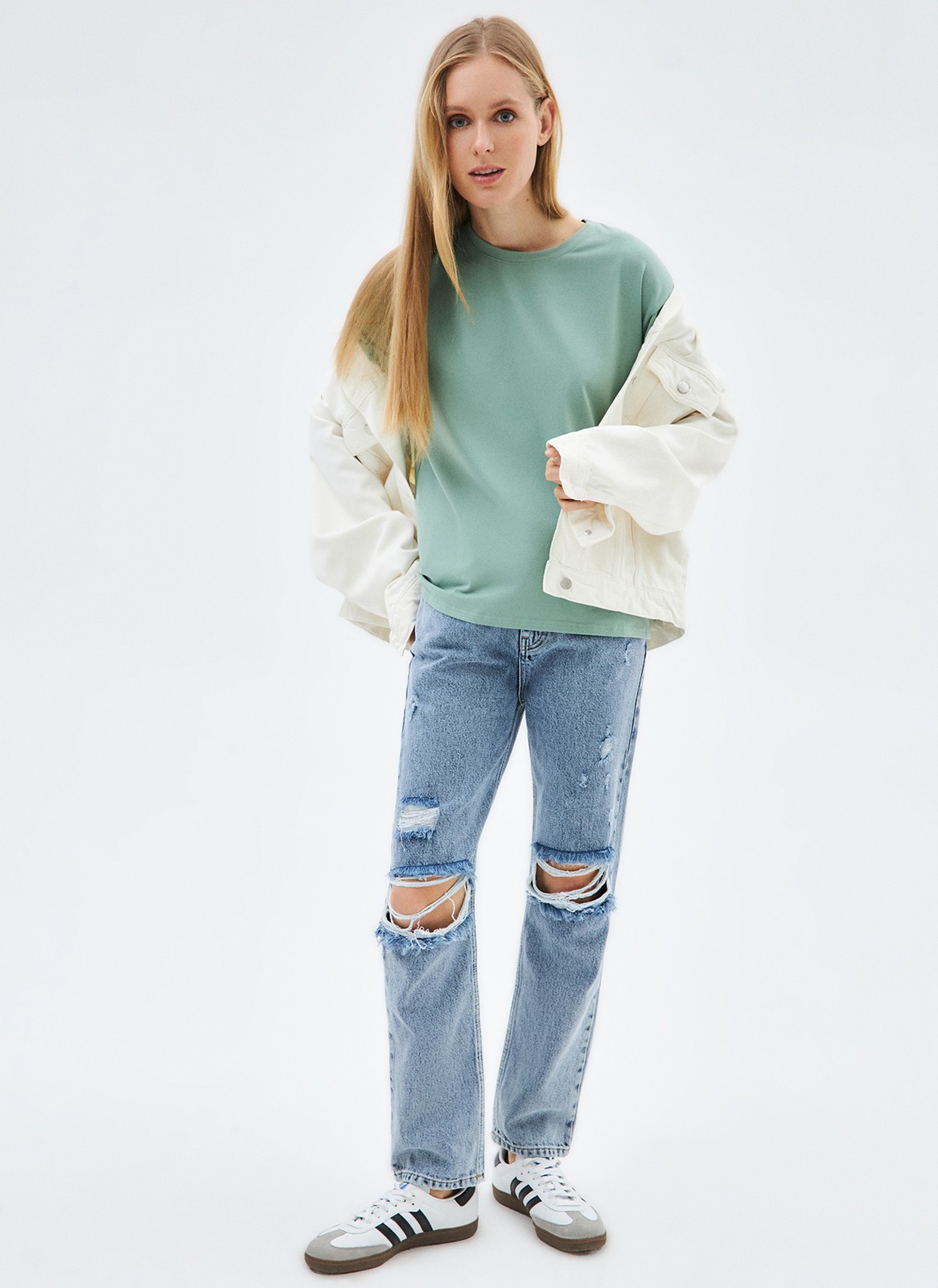 


Футболка из эластичного, мягкого хлопка. Базовая модель свободного кроя со спущенным плечом. Благодаря материалу в футболке комфортно целый день идеально для жаркого времени года. Носите с джинсами, юбками и брюками.