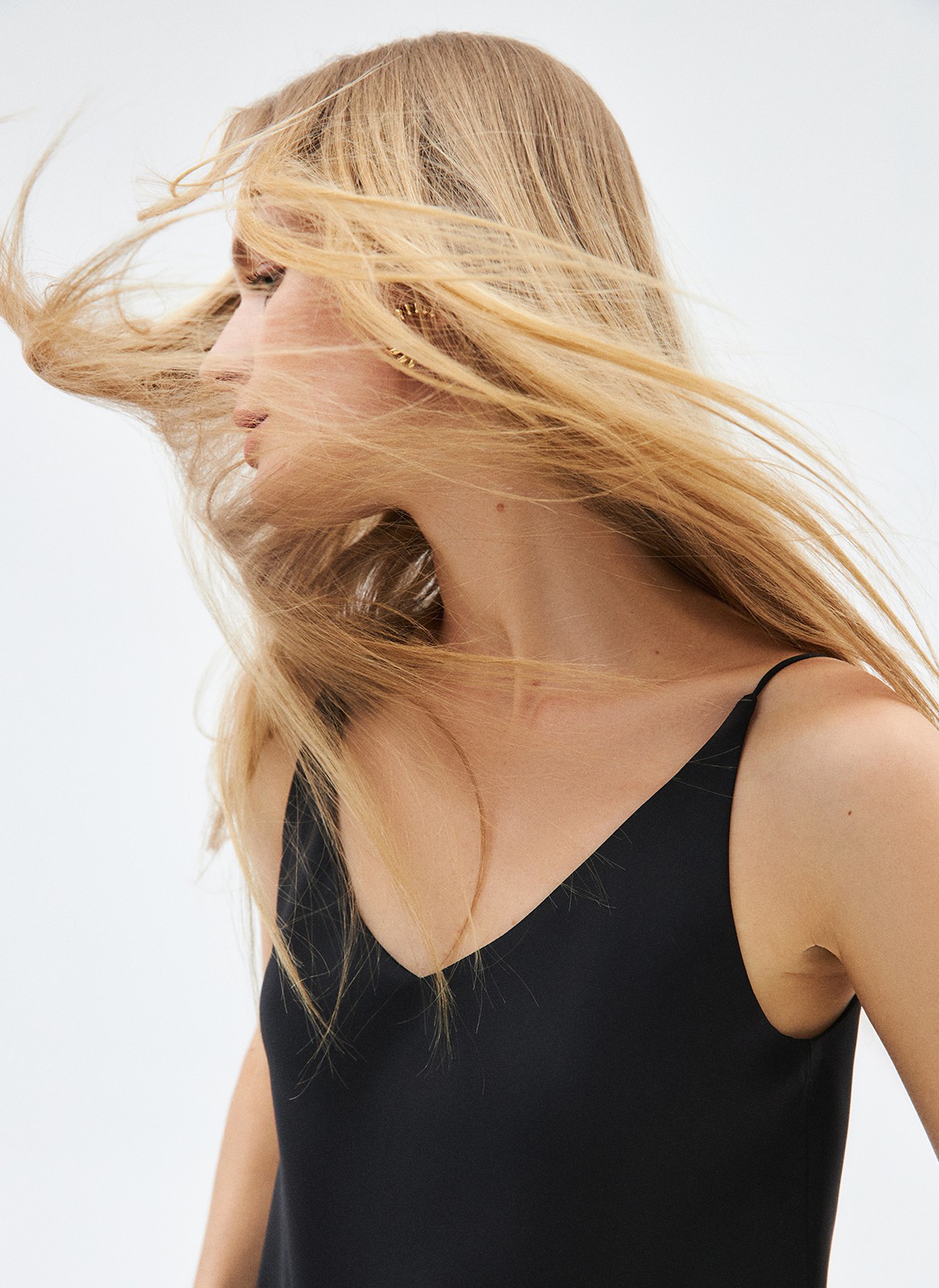 Топ на тонких бретелях, цвет: Черный Allweneed
Топ на тонких бретелях. Прямой силуэт не слишком облегает, а V-образный вырез подчёркивает красоту шеи и ключиц. В лёгкой вискозе вам будет комфортно даже в жаркую погоду.