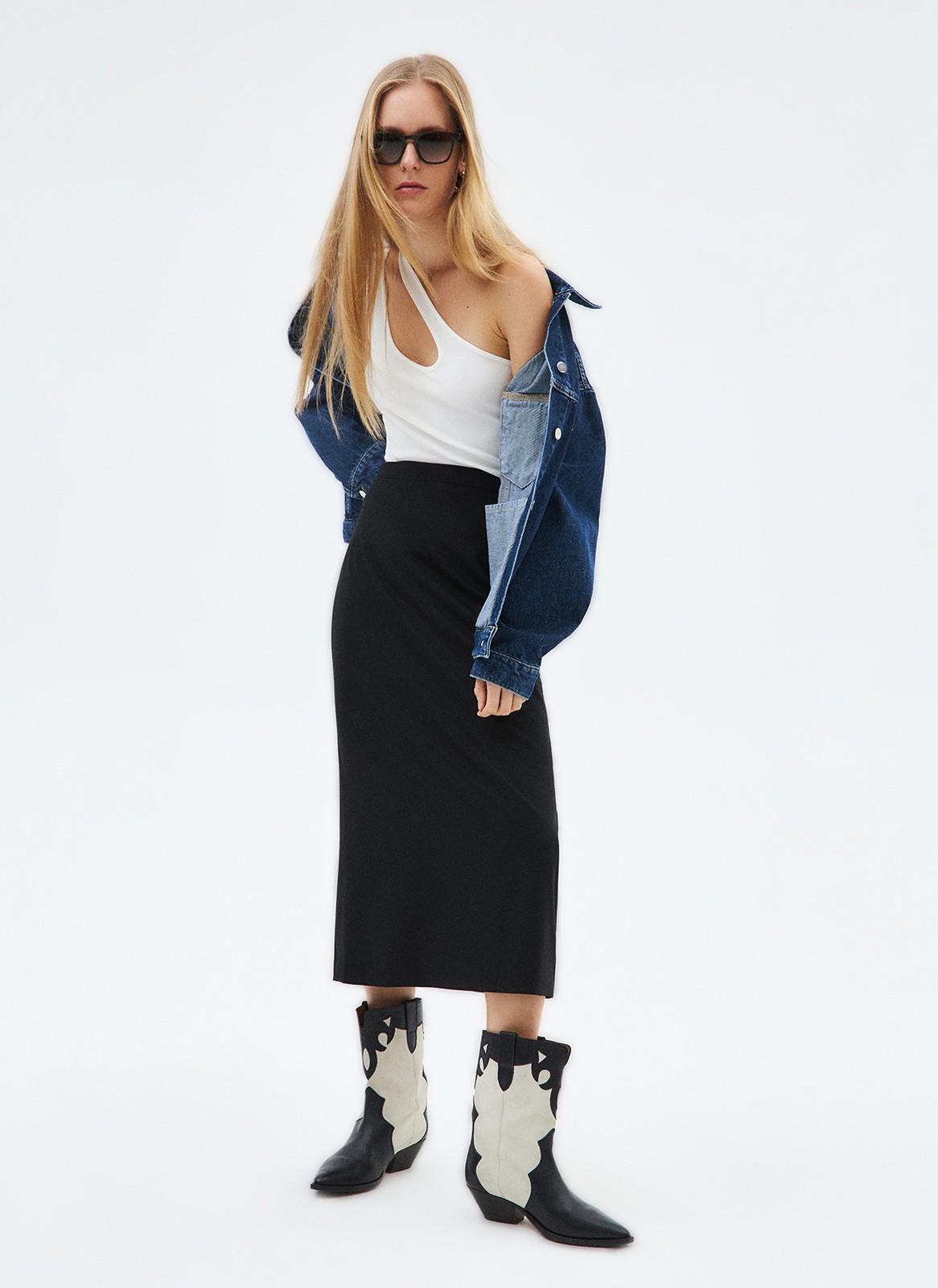 Топ асимметричный с вырезом, цвет: молочный Allweneed
Асимметричный облегающий топ. Приятная к телу ткань. Модель с двумя бретелями разной ширины на одно плечо. Мы рекомендуем надевать его с джинсами или шортами.