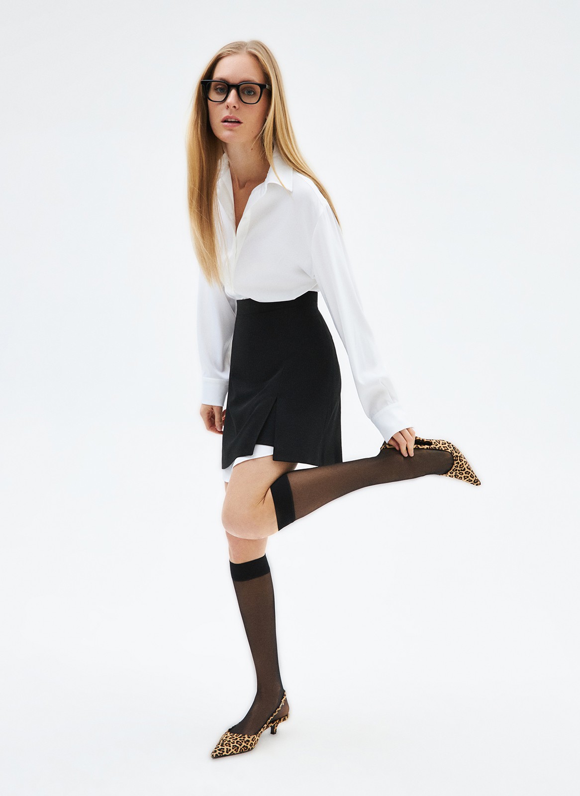 Юбка мини, цвет: Черный Allweneed Юбка длины мини с разрезом. Модель-трапеция с посадкой на линии талии. Скрытая застёжка на молнию. Мы создали смелую модель, которая отлично сочетается с жакетом из линейки TREND. Вместе они создают актуальные пропорции и визуально удлиняют ноги.