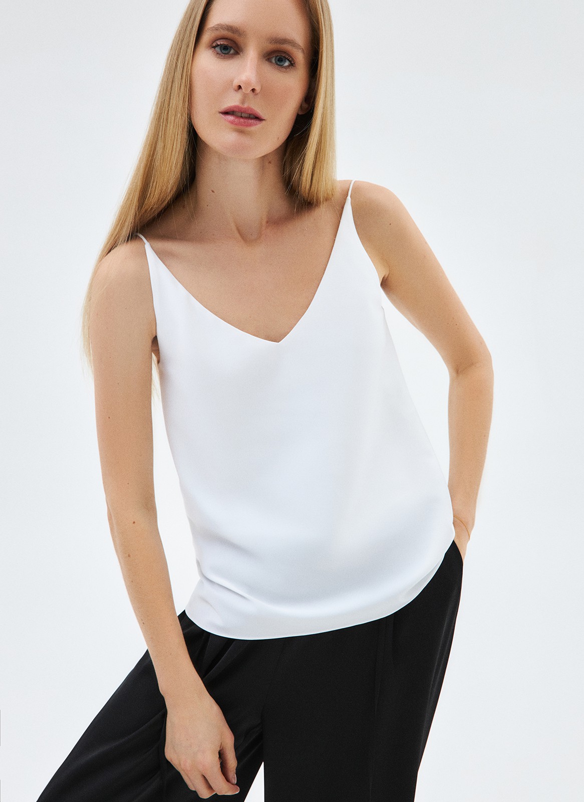 Топ на тонких бретелях, цвет: белый Allweneed
Топ на тонких бретелях. Прямой силуэт не слишком облегает, а V-образный вырез подчёркивает красоту шеи и ключиц. В лёгкой вискозе вам будет комфортно даже в жаркую погоду.