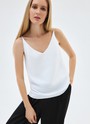 Топ на тонких бретелях, цвет: белый Allweneed
Топ на тонких бретелях. Прямой силуэт не слишком облегает, а V-образный вырез подчёркивает красоту шеи и ключиц. В лёгкой вискозе вам будет комфортно даже в жаркую погоду.