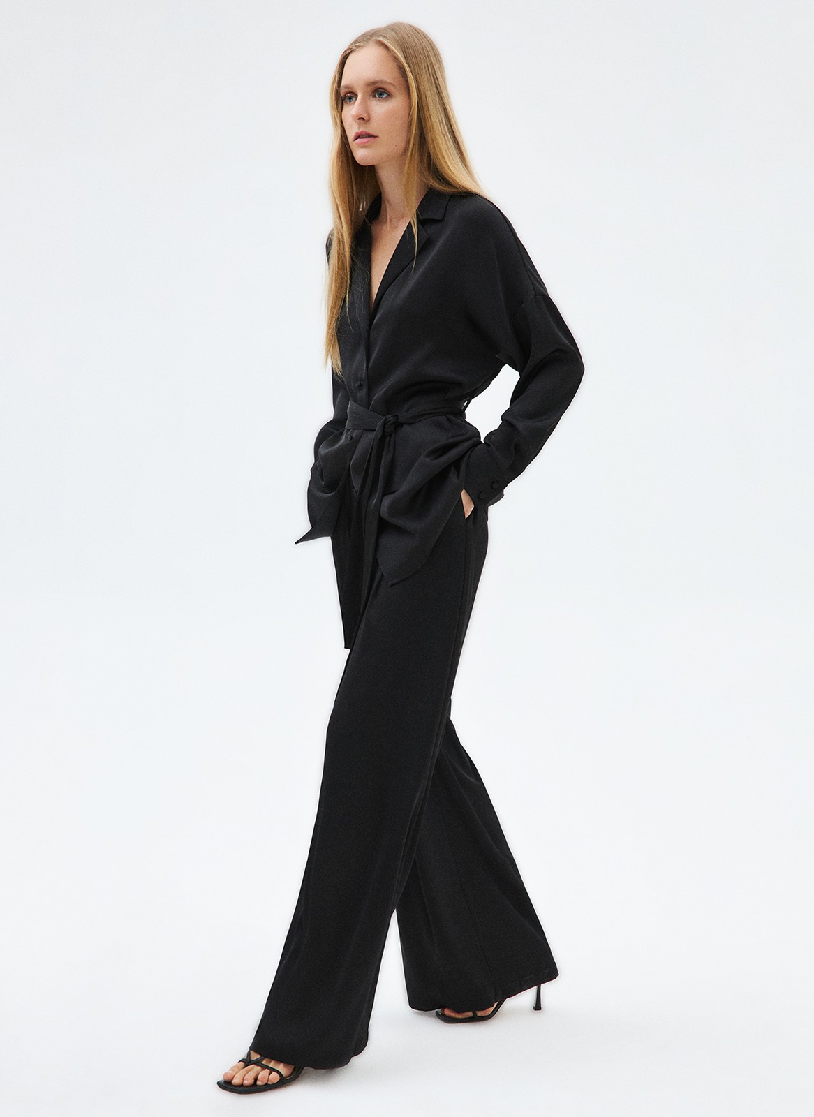 Брюки-палаццо, цвет: Черный Allweneed
Брюки полной длины из вискозы с благородным сатиновым блеском. Модель имеет эластичный пояс и завязки для лучшей посадки. Фасон удлиняет силуэт и создает правильные пропорции. Нам нравится, как брюки смотрятся вместе с рубашкой. Прекрасный выбор для транзита из поздней весны в жаркое лето.