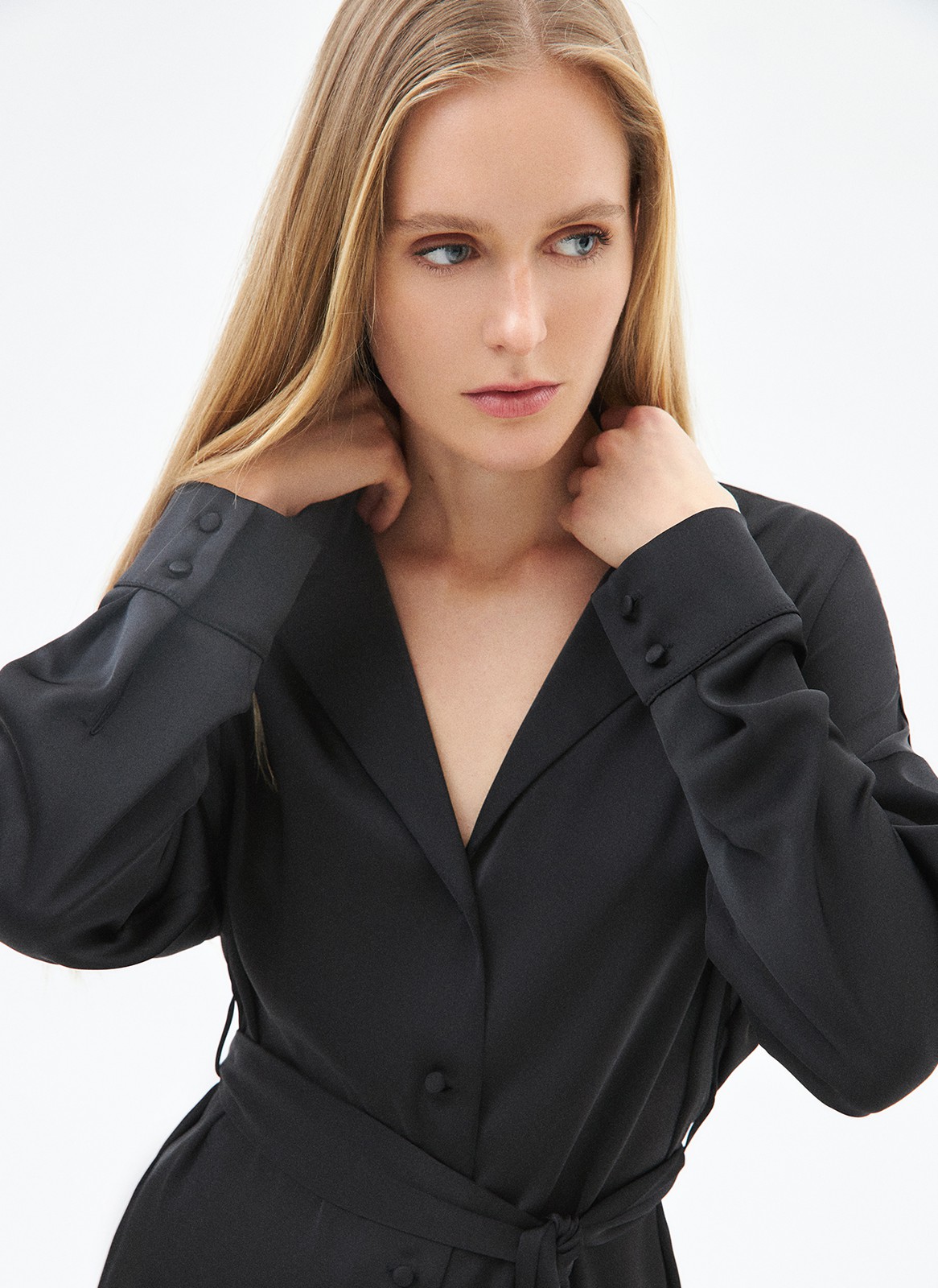 


Рубашка с поясом из вискозы. Лёгкая сатиновая ткань с деликатным блеском. Воротник с лацканами, спущенное плечо и планка с пуговицами в тон. Изделие дарит приятные тактильные ощущения благодаря невесомому материалу. Носите с брюками из новой коллекции или с платьями на манер кардигана.