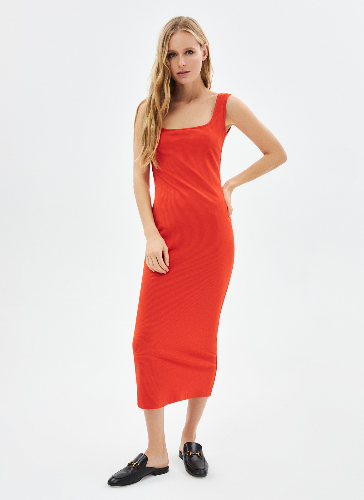 Платье миди, цвет: ОРАНЖЕВЫЙ Allweneed
Платье длины миди с квадратным вырезом и широкими бретелями. Приятная, слегка эластичная и фактурная ткань. Модель красиво облегает фигуру и подчёркивает женственные изгибы. Благодаря лаконичному актуальному крою платье легко интегрировать в офисный гардероб и в образы на каждый день. Отличный вариант, чтобы накинуть джинсовую куртку, взять холодный кофе и позвать подругу на прогулку в выходные.