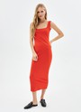 Платье миди, цвет: ОРАНЖЕВЫЙ Allweneed
Платье длины миди с квадратным вырезом и широкими бретелями. Приятная, слегка эластичная и фактурная ткань. Модель красиво облегает фигуру и подчёркивает женственные изгибы. Благодаря лаконичному актуальному крою платье легко интегрировать в офисный гардероб и в образы на каждый день. Отличный вариант, чтобы накинуть джинсовую куртку, взять холодный кофе и позвать подругу на прогулку в выходные.