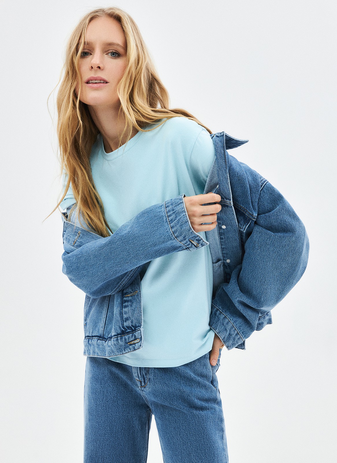 


Футболка из эластичного и мягкого хлопка. Модель свободного кроя со спущенным плечом. Благодаря хлопку в футболке комфортно целый день. Носите с джинсами, юбками и брюками.