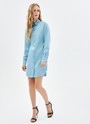 Платье-рубашка мини, цвет: серо-голубой Allweneed Лёгкое платье-рубашка длины мини из гладкой слегка просвечивающей ткани. Застёжка на пуговицы, манжеты и классический отложной воротник. Важная деталь пояс-завязка для игры с фасоном. Ткань нежно касается кожи и обеспечивает комфорт. Мы выбрали два нежных оттенков для модели: сливочно-молочный и голубой. В раннюю весну носите с грубыми ботинками или сапогами, в тёплое время сочетайте со спортивными сандалиями или босоножками. И помните про актуальную комбинацию платья с брюками эта модель идеально подходит для такой стилизации.