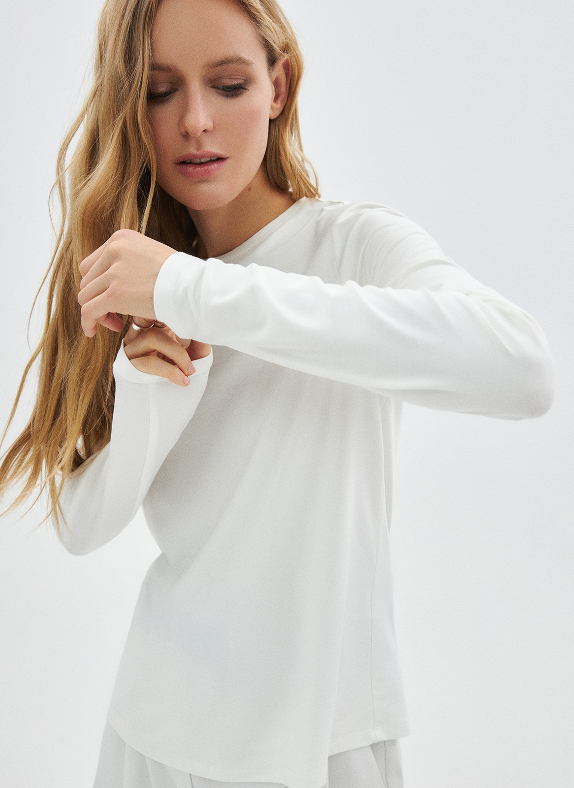 


Лонгслив из хлопкового полотна. Пластичная, но не слишком плотная модель. Круглая горловина обработана бейкой из основной ткани. Втачные рукава формируют правильную линию плеч. Эта базовая модель с длинными рукавами будет хорошо смотреться и со свободным жакетом, и самостоятельно.