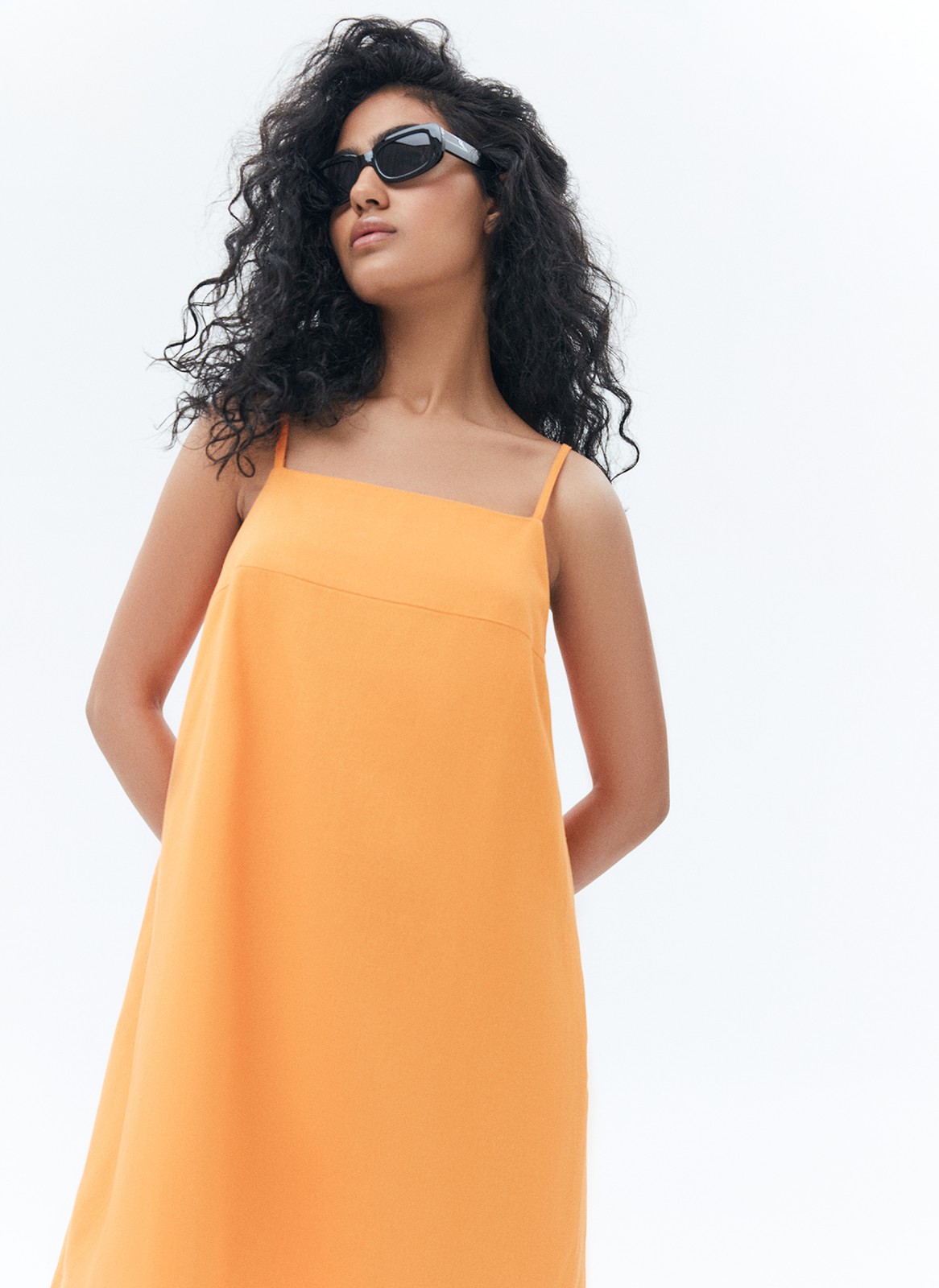 Платье мини колокол изо льна, цвет: ОРАНЖЕВЫЙ Allweneed
Платье-колокол изо льна на тонких бретелях. Вытачка спереди для лучшей посадки по фигуре. Бретели можно регулировать. Модель имеет два кармана и фиксирующую эластичную ленточку на спине. Это лёгкое платье отлично подойдёт для тёплого дня на побережье.