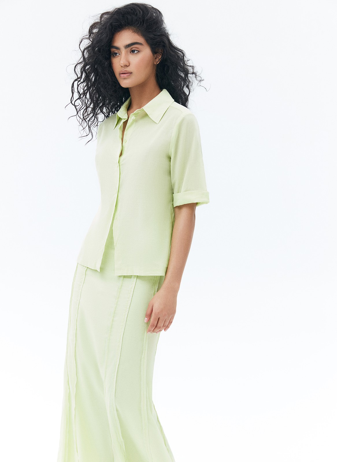 Рубашка с коротким рукавом, цвет: Лайм Allweneed
Лёгкая рубашка с коротким рукавом. Планка на пуговицах и отложной воротник. Модель имеет эффект закатанных рукавов, поэтому она смотрится более расслабленно, чем классическая рубашка. Мы выполнили изделие из приятной к телу ткани, в которой будет комфортно даже летом. Носите комплектом с юбкой длины миди.