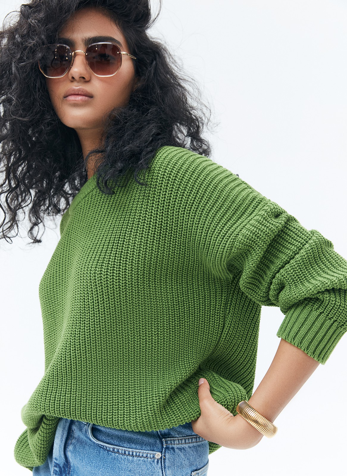 Свитер oversize, цвет: зеленый Allweneed Хлопковый свитер крупной вязки. Модель свободного силуэта, с круглой горловиной. Легко вписывается в весенний гардероб. Материал дышит и позволяет поддерживать оптимальный температурный режим. Мы рекомендуем носить его как самостоятельно, так и надеть под него футболку или рубашку. Это одна из наших любимых моделей для прогулок или уютных посиделок с подругой.