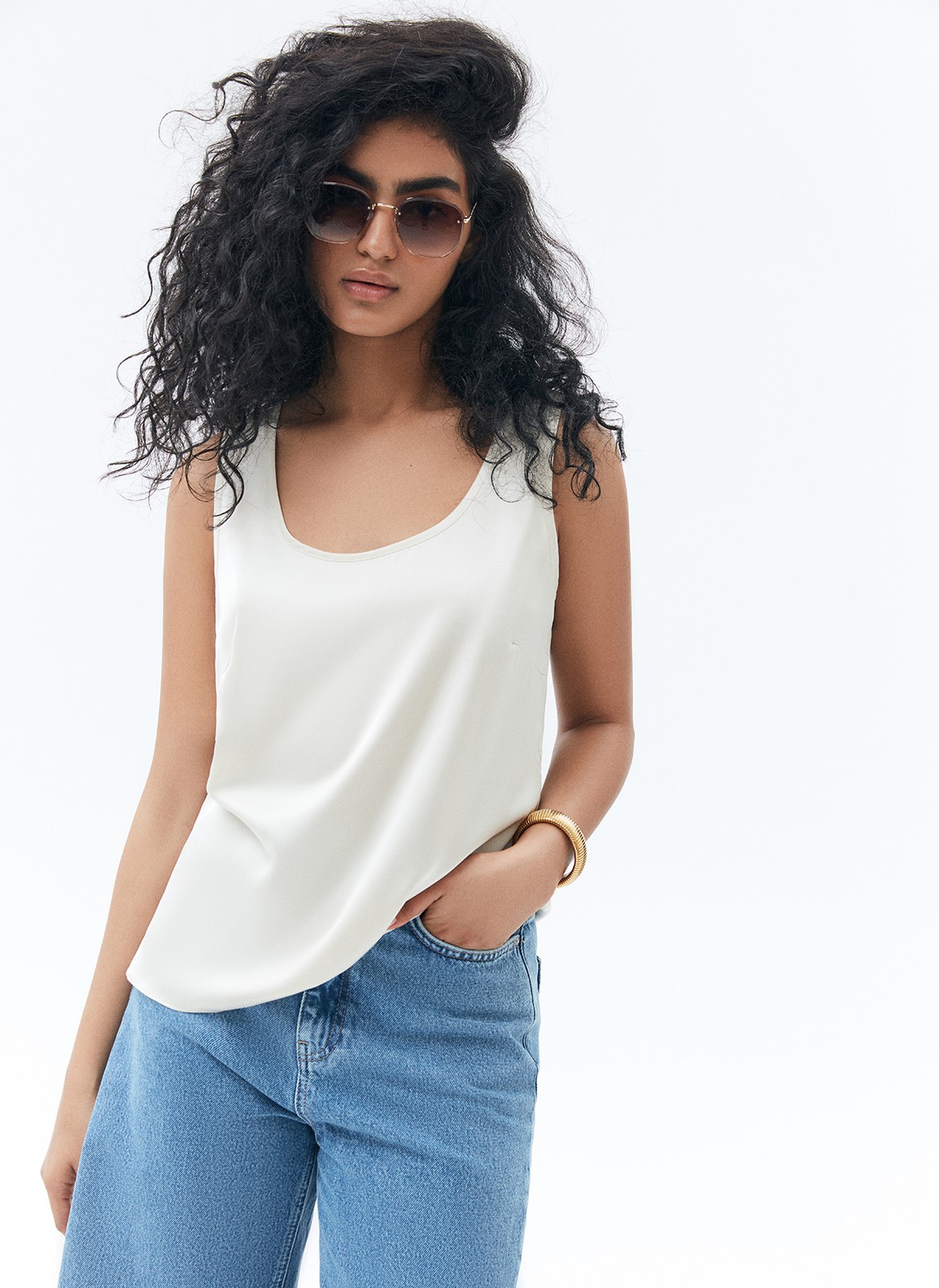 


Топ на широких бретелях. Лаконичная модель. Мы тщательно выбирали ткань с правильной плотностью, чтобы изделие прослужило вам долго. Широкие бретели, округлый вырез и вытачки для идеальной посадки. Носите с джинсами, шортами или романтичными юбками.