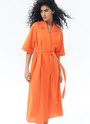Платье миди изо льна, цвет: ОРАНЖЕВЫЙ Allweneed
Платье-халат длины миди изо льна. Отложной воротник, широкие рукава и пояс в тон платья для акцента на талии. Мы выполнили изделие из нежаркой и приятной к телу ткани, прекрасно подходящей для прогулки в тёплую погоду. Благодаря крою создаётся свобода в движениях и эффект летящей походки. Эту модель мы носим как лёгкий кардиган вместе с топами или самостоятельно как платье на каждый день лета. Вы уже представили, как прогуливаетесь в нем между апельсиновых деревьев где-нибудь на юге?