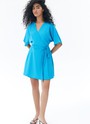 Платье с запахом мини, цвет: голубой Allweneed
Платье длины мини из вискозы и льна. Модель с запахом на уровне талии для правильного акцента. Широкие рукава позволяют ощущать свободу в движении. Запах формирует красивый v-образный вырез. Лёгкое платье, в котором можно насладиться закатом на море или собраться с подругами на летней веранде.
