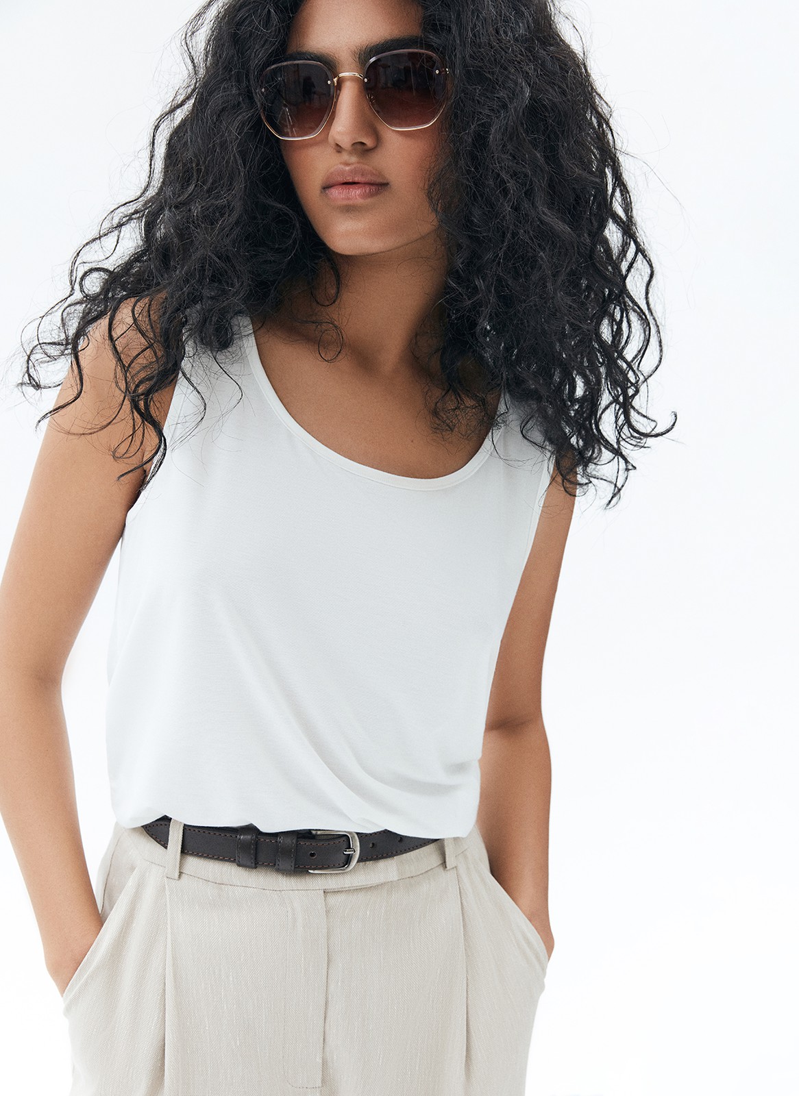 


Майка свободного кроя с округлым вырезом. Мягкий к телу, слегка эластичный трикотаж хорошо держит форму. Носите модель под любой верх: жакеты, рубашки или кардиганы. Летом станет отличной заменой футболке.
