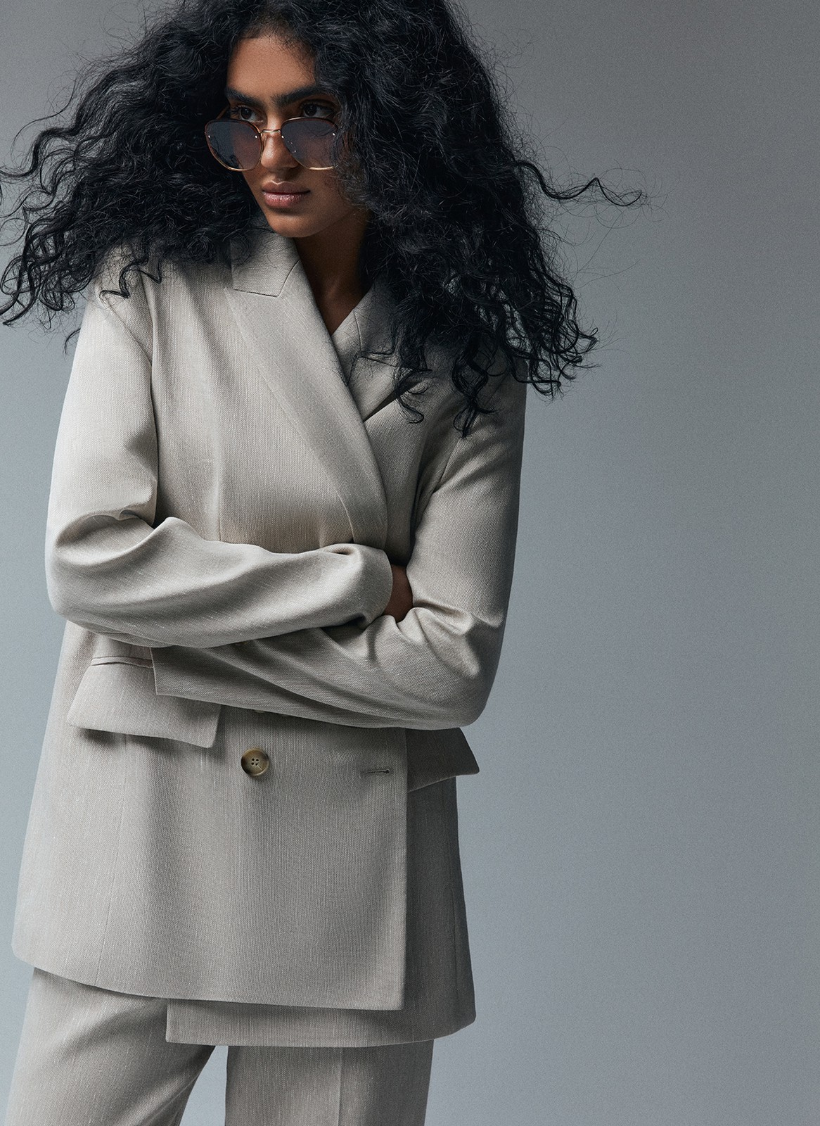 Жакет двубортный oversize, цвет: бежевый Allweneed
Жакет двубортный изо льна. Нежаркая, свободная модель с классической линией плеча, воротником, лацканами и застёжкой на крупные пуговицы. Два базовых кармана с клапаном. Лён прочная натуральная ткань, прекрасно отводящая влагу. Материал охлаждает и дарит приятные тактильные ощущения. Носите жакет с шортам из новой коллекции или с летящими платьями и юбками.