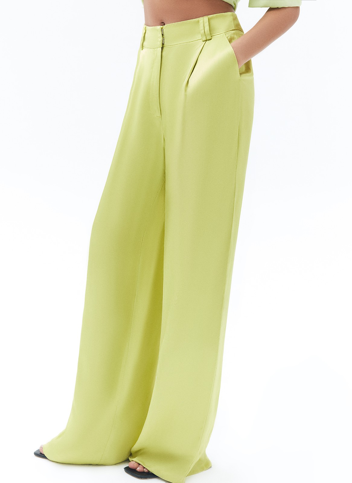 Брюки широкие полной длины изо льна, цвет: Лайм Allweneed
Широкие брюки полной длины из костюмной ткани с добавлением льна. Ткань с лёгким сатиновым блеском, которая красиво струится при движении. Посадка на талии и скрытая застёжка на молнию и крючок. Такой фасон отлично вытягивает силуэт и делает ноги визуально стройнее. Рекомендуем сочетать с жакетом в тон.