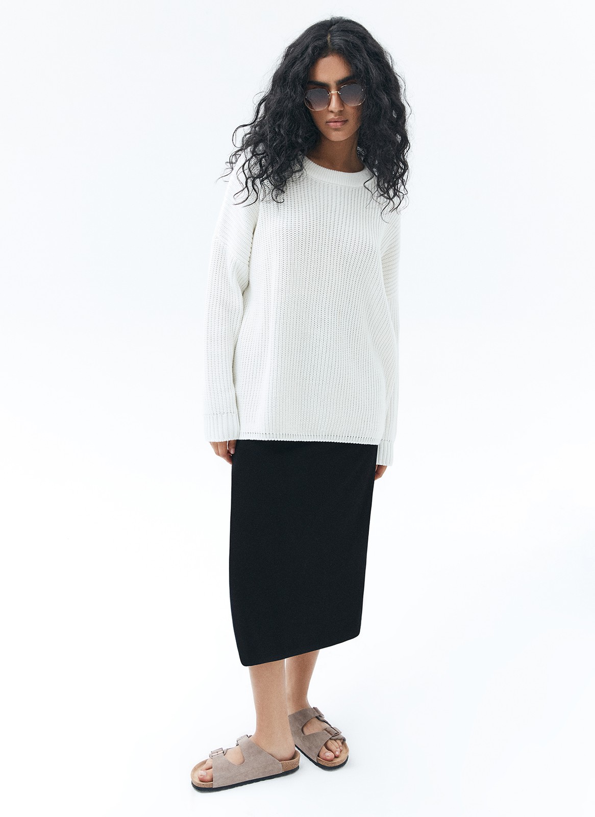 Хлопковый свитер крупной вязки. Модель свободного силуэта, с круглой горловиной. Легко вписывается в весенний гардероб. Материал дышит и позволяет поддерживать оптимальный температурный режим. Мы рекомендуем носить его как самостоятельно, так и надеть под него футболку или рубашку. Это одна из наших любимых моделей для прогулок или уютных посиделок с подругой.