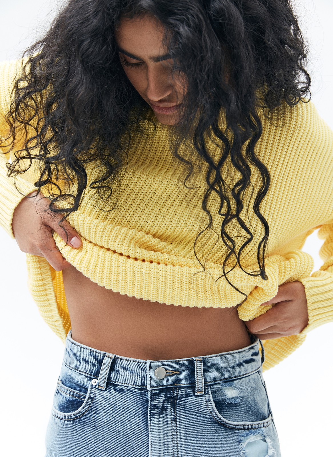 Свитер oversize, цвет: желтый Allweneed Хлопковый свитер крупной вязки. Модель свободного силуэта, с круглой горловиной. Легко вписывается в весенний гардероб. Материал дышит и позволяет поддерживать оптимальный температурный режим. Мы рекомендуем носить его как самостоятельно, так и надеть под него футболку или рубашку. Это одна из наших любимых моделей для прогулок или уютных посиделок с подругой.