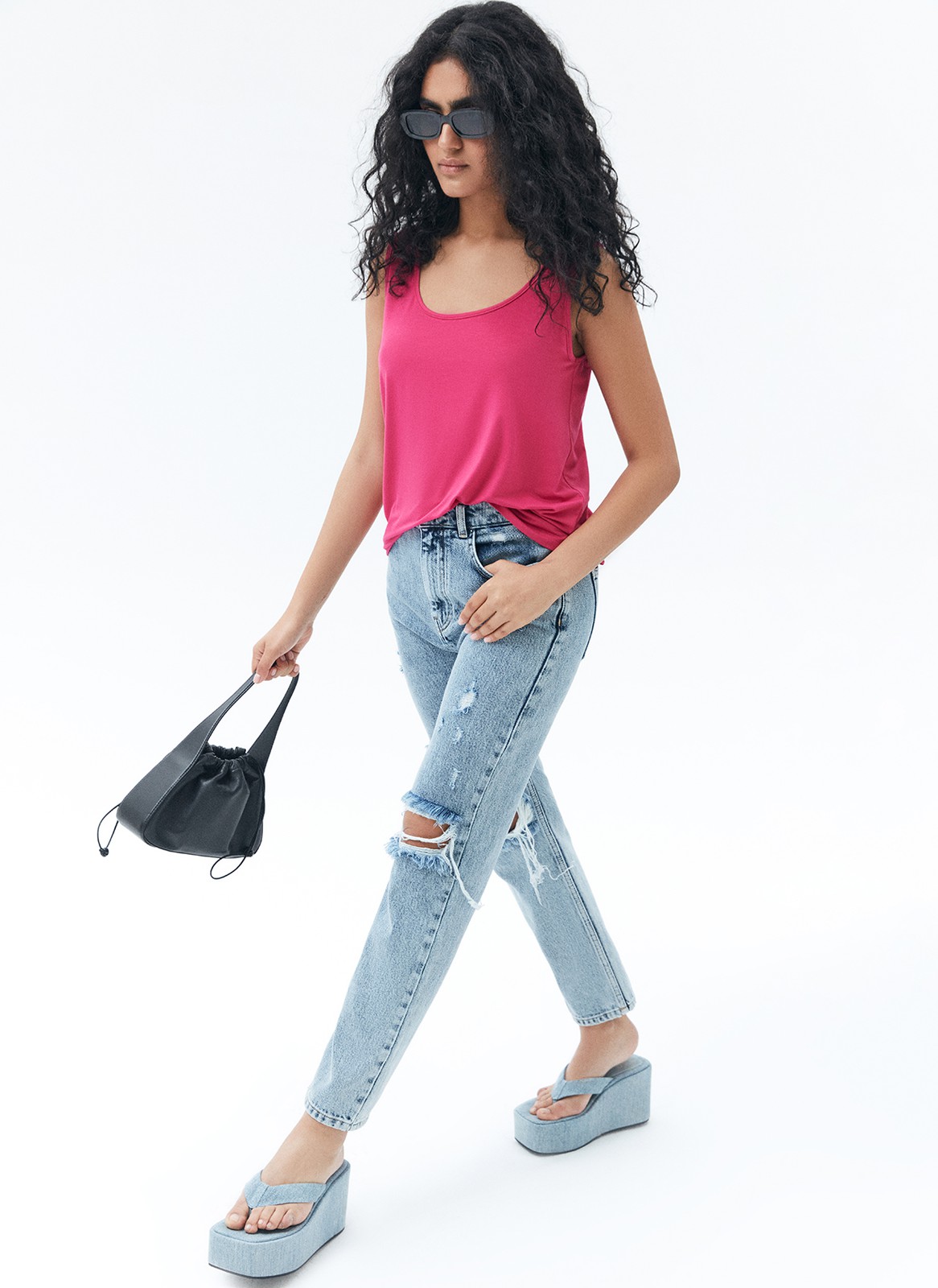 Свободная майка, цвет: Темно-розовый Allweneed
Майка свободного кроя с округлым вырезом. Мягкий к телу, слегка эластичный трикотаж хорошо держит форму. Носите модель под любой верх: жакеты, рубашки или кардиганы. Летом станет отличной заменой футболке.