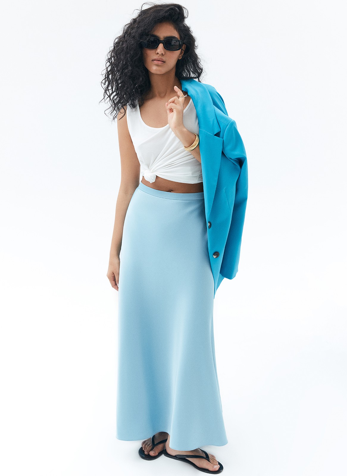 Юбка миди по косой, цвет: серо-голубой Allweneed
Летящая юбка длины миди из вискозы. Актуальный крой по косой безупречно садится на любую фигуру. Мы спрятали молнию в боковой шов для вашего удобства. Ткань имеет лёгкий сатиновый блеск и красиво струится при ходьбе, напоминая натуральный шёлк. Носите юбку с блузами, топами и рубашками.